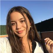 Profesora imparte clases de niños de primaria y secundaria